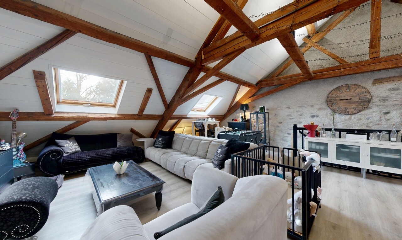 salon / salle à manger avec inside property, puits de lumière, plafond à poutres, beamed ceiling, et lumière naturelle