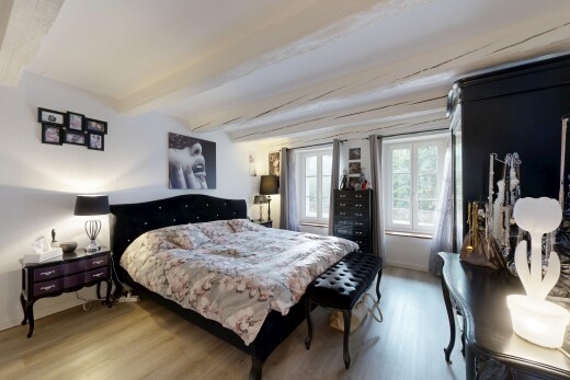 chambre avec sol en finition bois, wood finish floor, inside property, lumière naturelle, et natural light