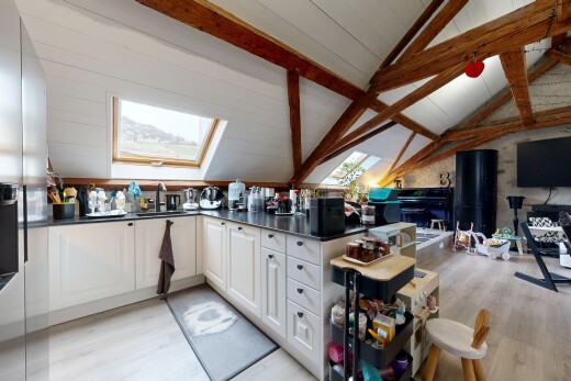 cuisine avec plans de travail, dark countertops, sol en finition bois, wood finish floor, et inside property