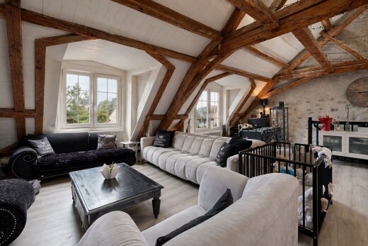 salon / salle à manger avec inside property, puits de lumière, plafond à poutres, beamed ceiling, et lumière naturelle
