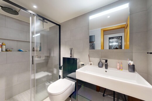 salle de bains avec tile wall, mur en carrelage, miroir, salle de bain complète, et douche