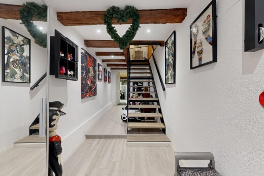 escaliers avec inside property, plinthes murales, baseboards wall, éclairage encastré, et recessed lighting