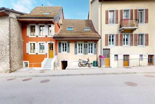 façade avec day time, bardage en stuc, marches d'entrée, et perron