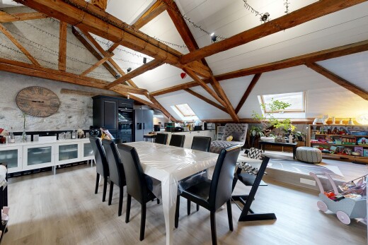salle à manger avec lumière naturelle, natural light, plafond à poutres, beamed ceiling, et inside property
