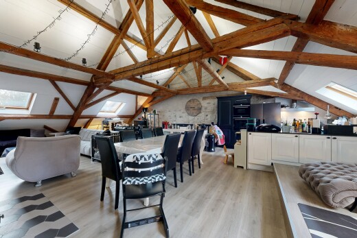 salon / salle à manger avec inside property, plafond cathédrale, cathedral ceiling, puits de lumière, et sol en finition bois