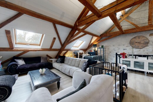 salon / salle à manger avec inside property, puits de lumière, plafond à poutres, beamed ceiling, et lumière naturelle