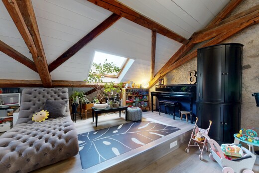 salon avec plafond à poutres, beamed ceiling, inside property, plafond voûté, et vaulted ceiling
