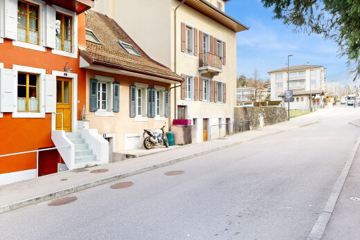 extérieur du bâtiment avec day time et clôture