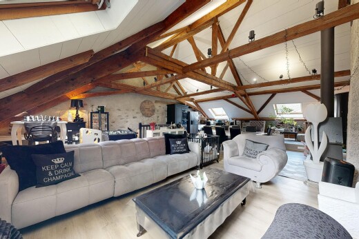 salon avec sol en finition bois, wood finish floor, inside property, plafond voûté, et vaulted ceiling