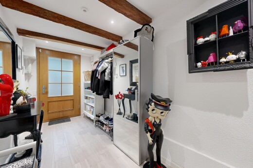 gym avec inside property, éclairage encastré, recessed lighting, plafond à poutres, et beamed ceiling