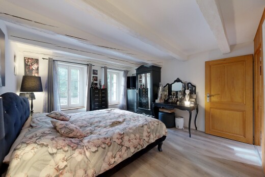 chambre avec lumière naturelle, natural light, sol en finition bois, wood finish floor, et inside property