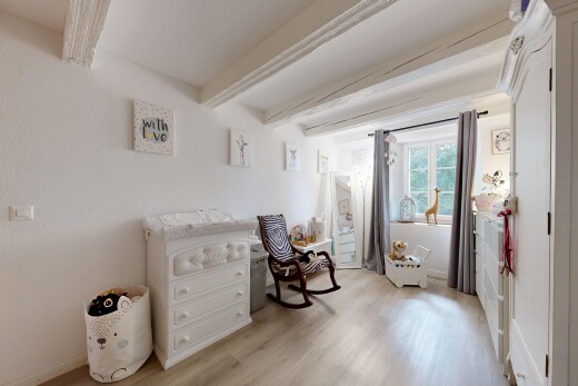 chambre avec lumière naturelle, natural light, inside property, sol en finition bois, et wood finish floor