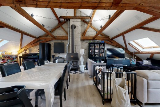 salon / salle à manger avec inside property, plafond cathédrale, cathedral ceiling, télévision, et sol en finition bois