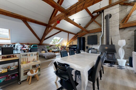 salon / salle à manger avec lumière naturelle, natural light, inside property, sol en finition bois, et wood finish floor