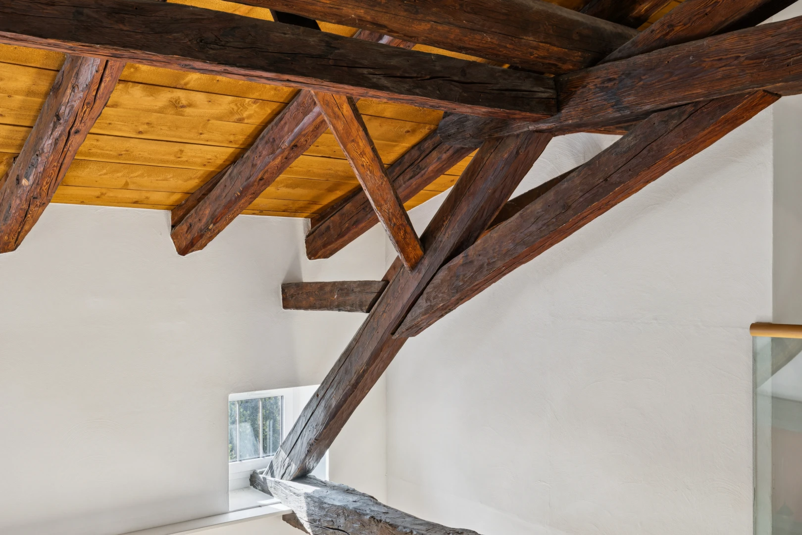 escaliers avec plafond à poutres, beamed ceiling, high end ceiling, inside property, et cloison sèche