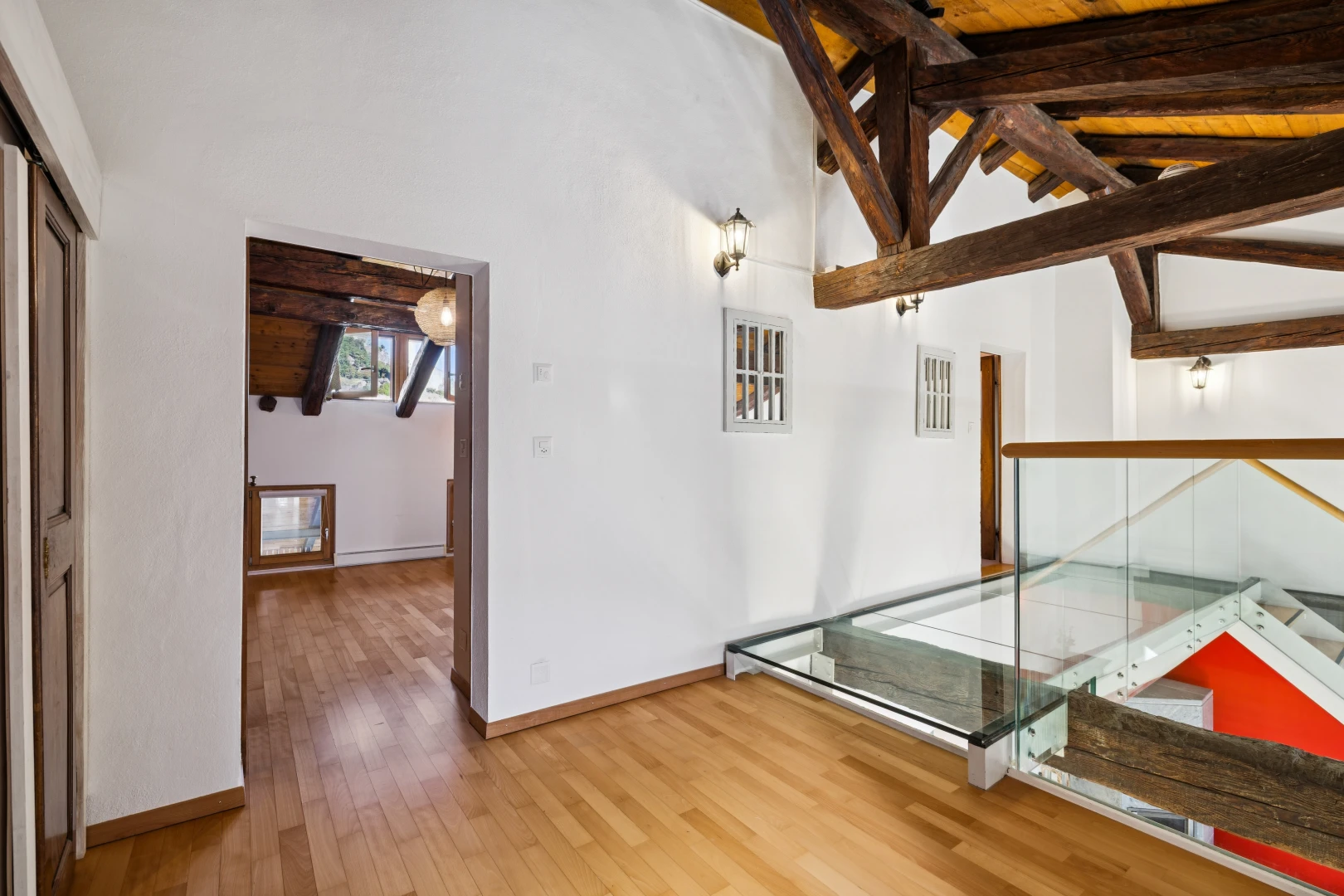 escaliers avec high end ceiling, wood finish floor, sol en finition bois, high ceiling, et plafond haut
