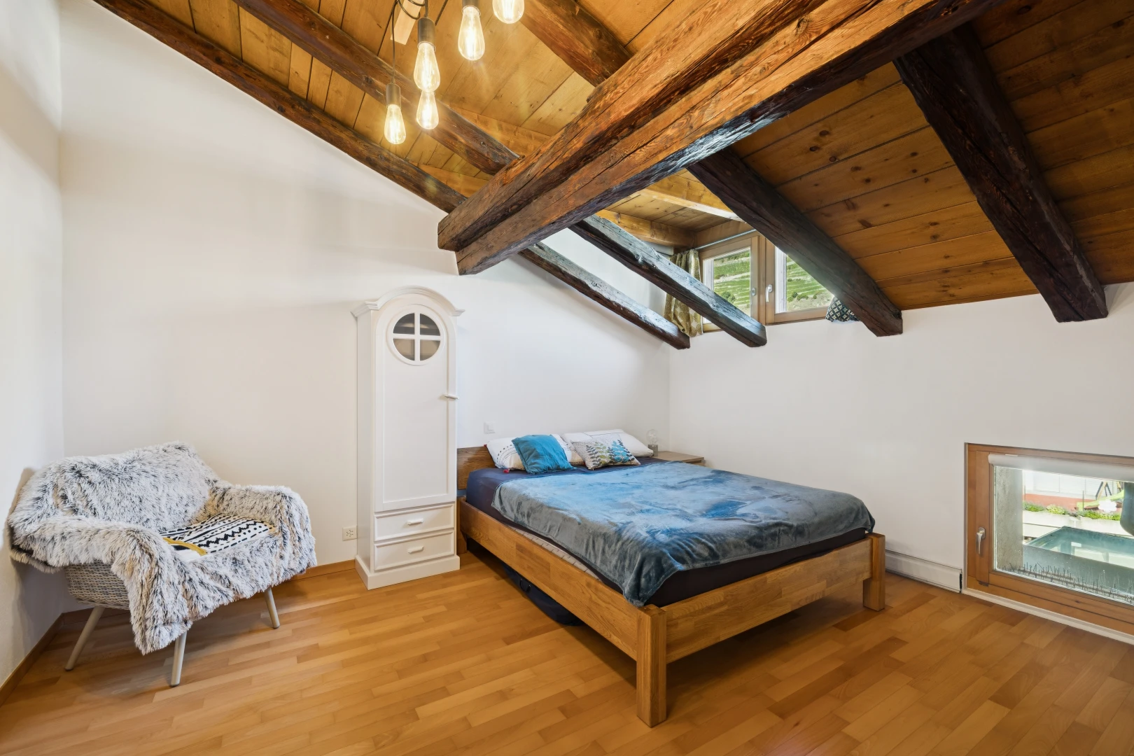 chambre avec vaulted ceiling, plafond voûté, beamed ceiling, plafond à poutres, et wood ceiling
