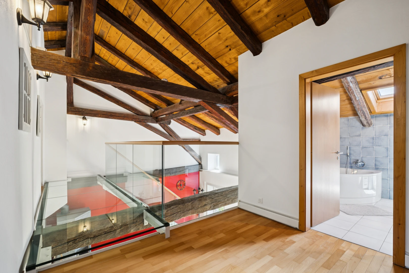 escaliers avec plafond à poutres, beamed ceiling, high end ceiling, sol en finition bois, et wood finish floor