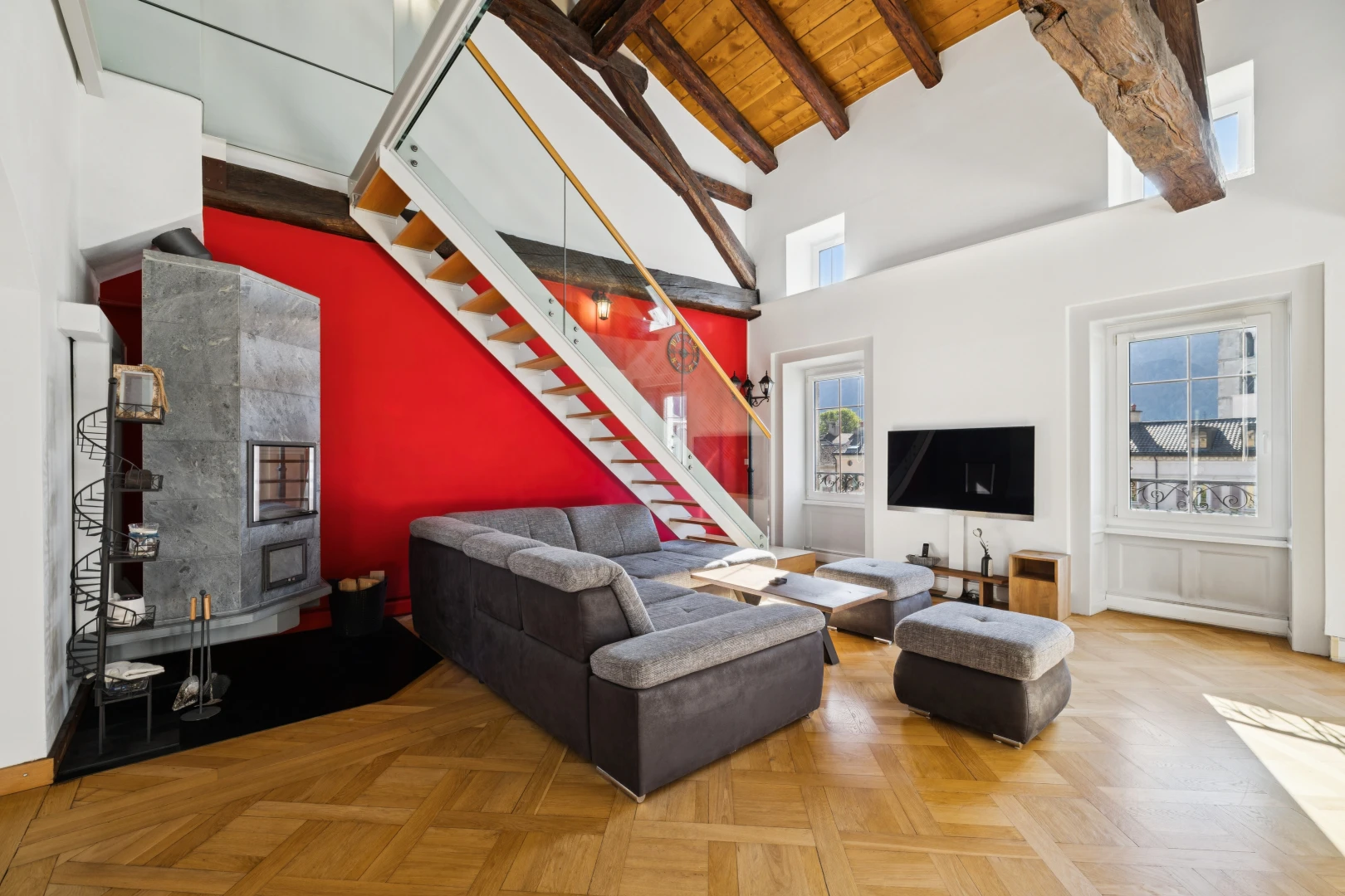 salon avec escaliers, lumière naturelle, télévision, beamed ceiling, et plafond à poutres