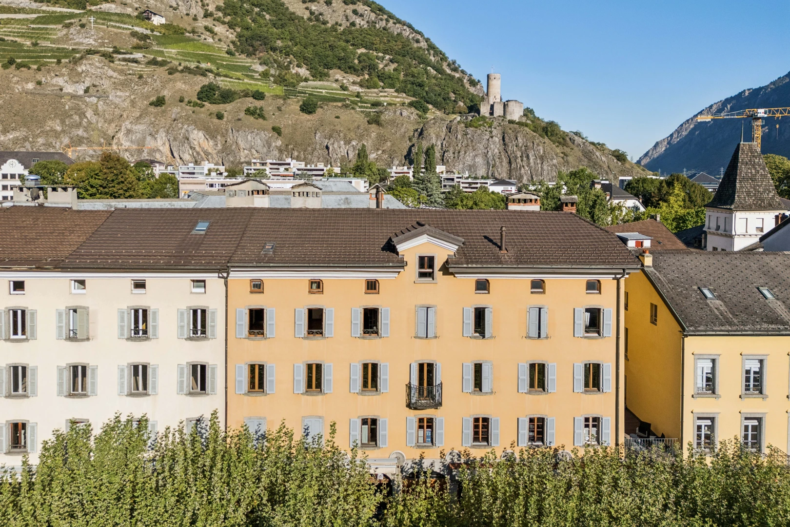 extérieur du bâtiment avec mountain view, vue sur la montagne, et day time