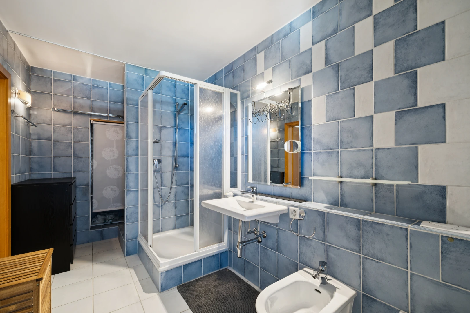 salle de bains avec tile wall, mur en carrelage, douche, salle de bain complète, et bidet