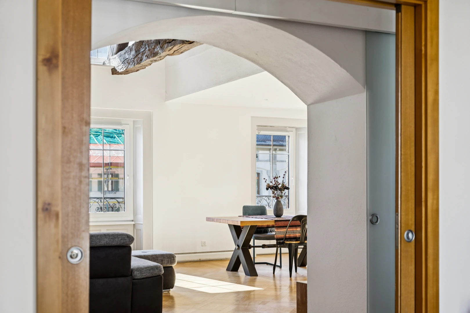 salle à manger avec passages en arc, inside property, drywall, cloison sèche, et wood finish floor