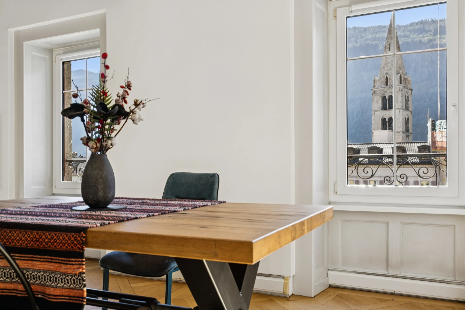 salle à manger avec inside property, parquet floor, radiateur à plinthe, sol en finition bois, et wood finish floor
