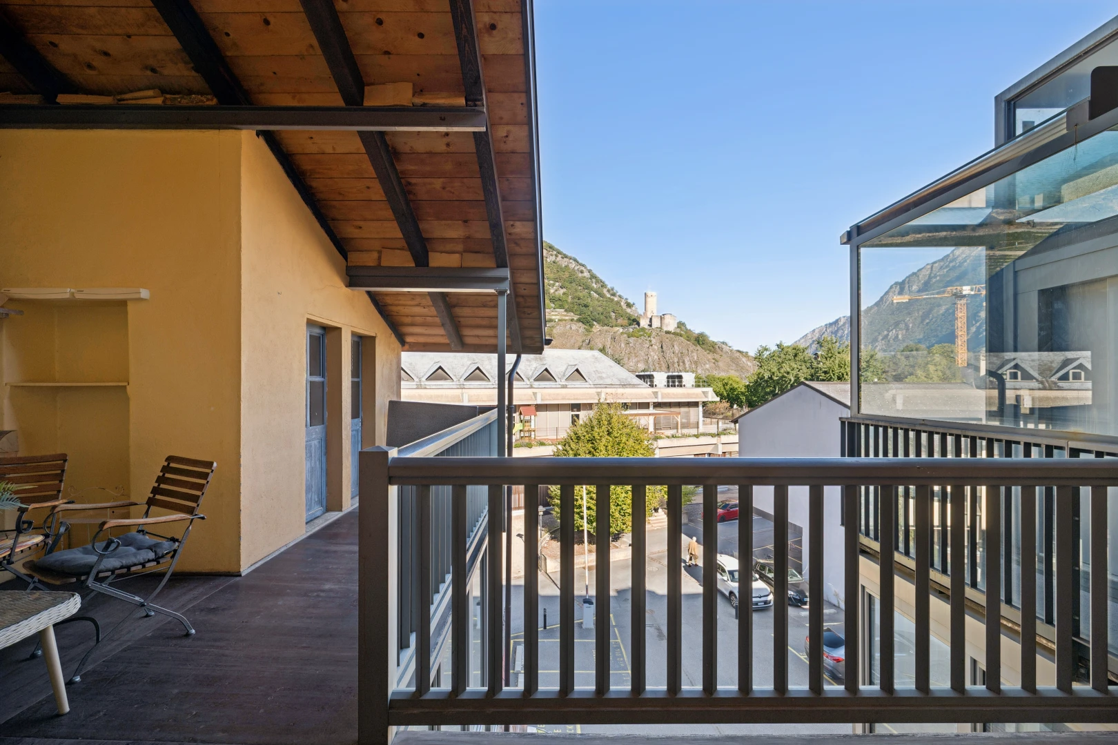 terrasse avec mountain view, vue sur la montagne, day time, et view focus