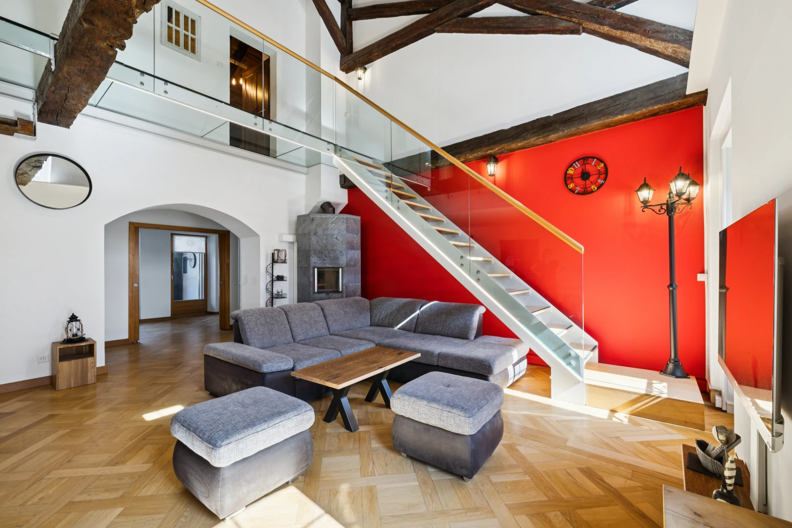 salon avec passages en arc, escaliers, drywall, cloison sèche, et high ceiling