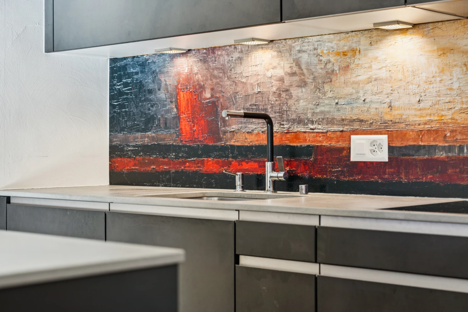 cuisine avec évier, light countertops, plans de travail, backsplash, et dosseret