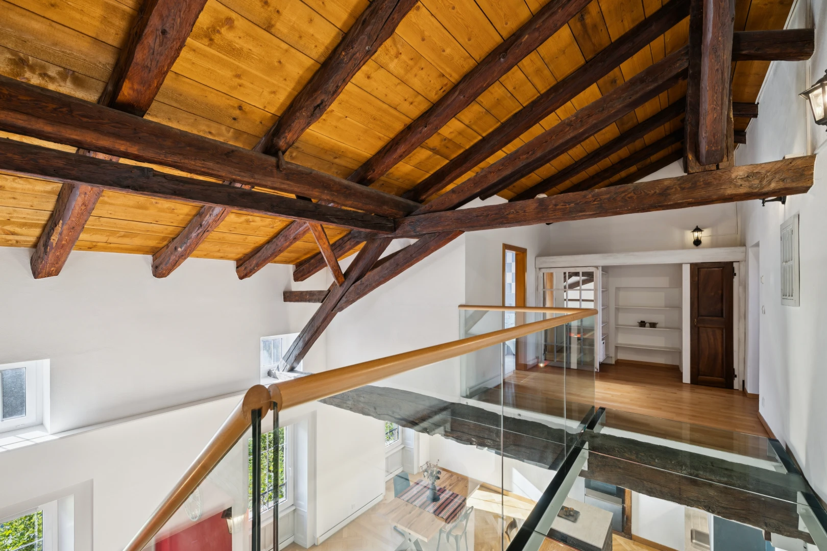 escaliers avec beamed ceiling, plafond à poutres, high end ceiling, drywall, et cloison sèche