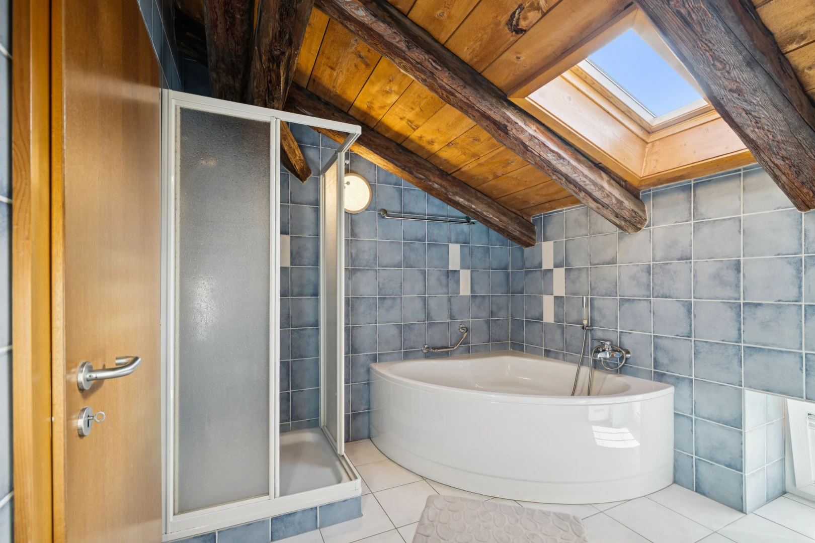 salle de bains avec tile wall, mur en carrelage, bain, salle de bain complète, et douche