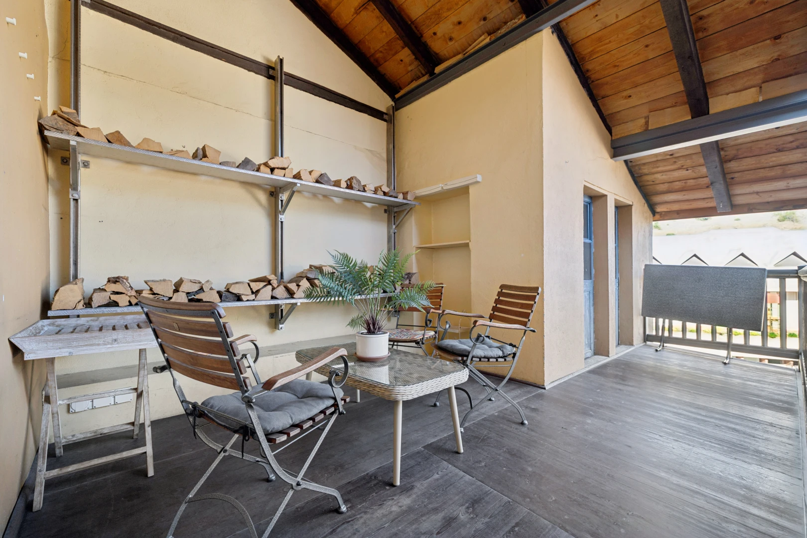terrasse avec inside property