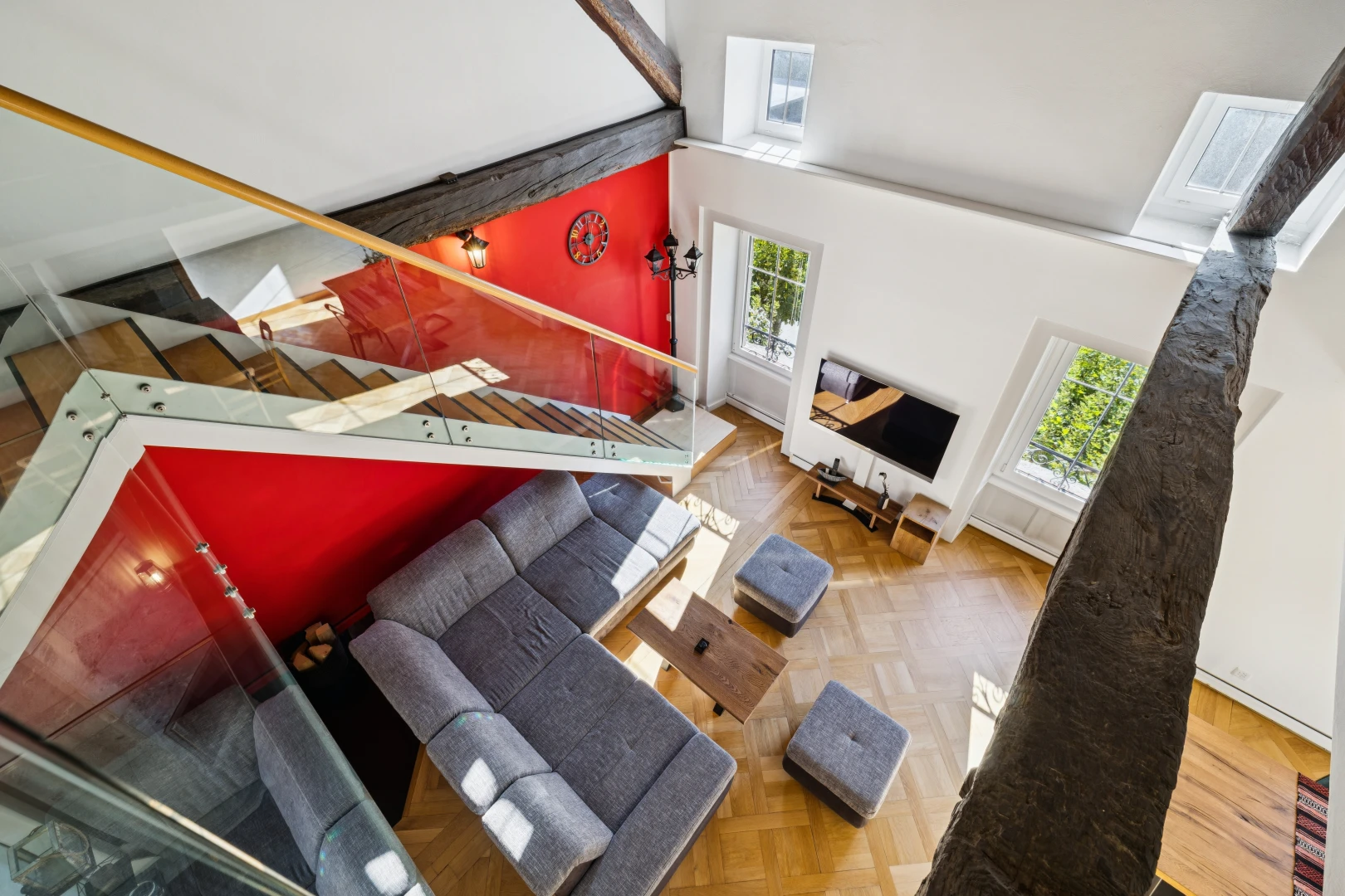salon avec drywall, cloison sèche, lumière naturelle, wood finish floor, et sol en finition bois
