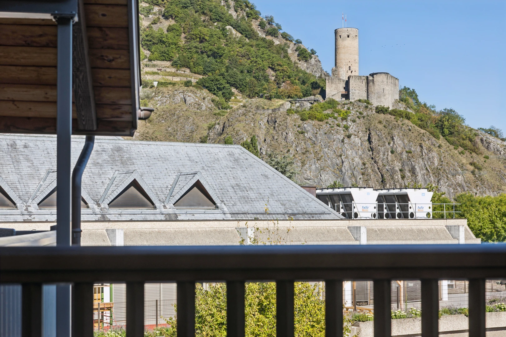 vue sur la montagne avec mountain view, vue sur la montagne, day time, view focus, et from property