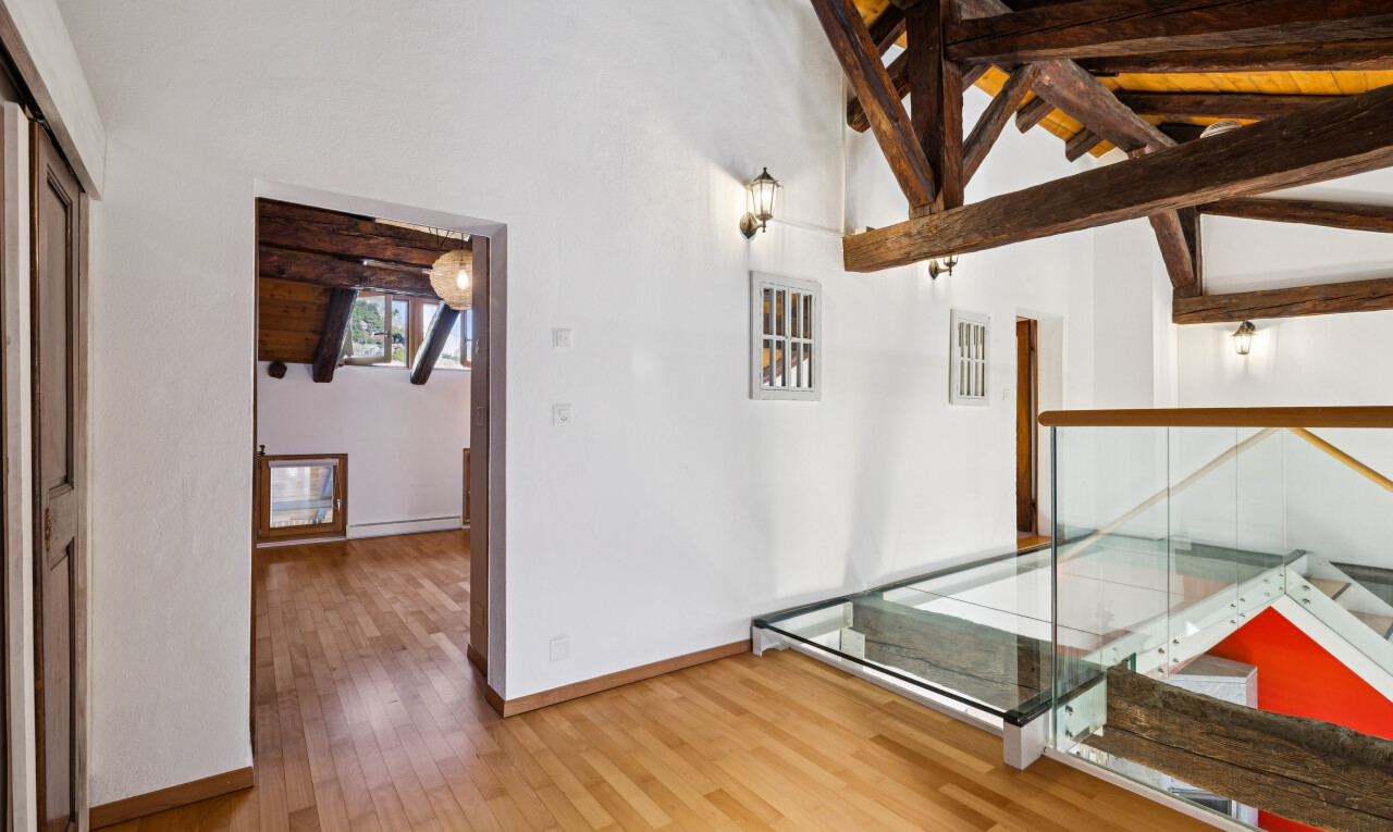 escaliers avec high end ceiling, wood finish floor, sol en finition bois, high ceiling, et plafond haut