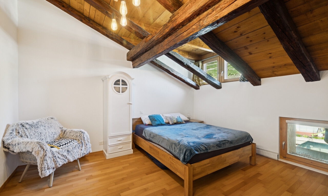 chambre avec vaulted ceiling, plafond voûté, beamed ceiling, plafond à poutres, et wood ceiling