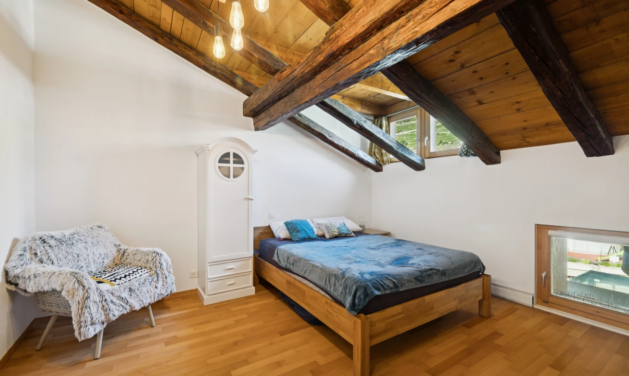 chambre avec vaulted ceiling, plafond voûté, beamed ceiling, plafond à poutres, et wood ceiling