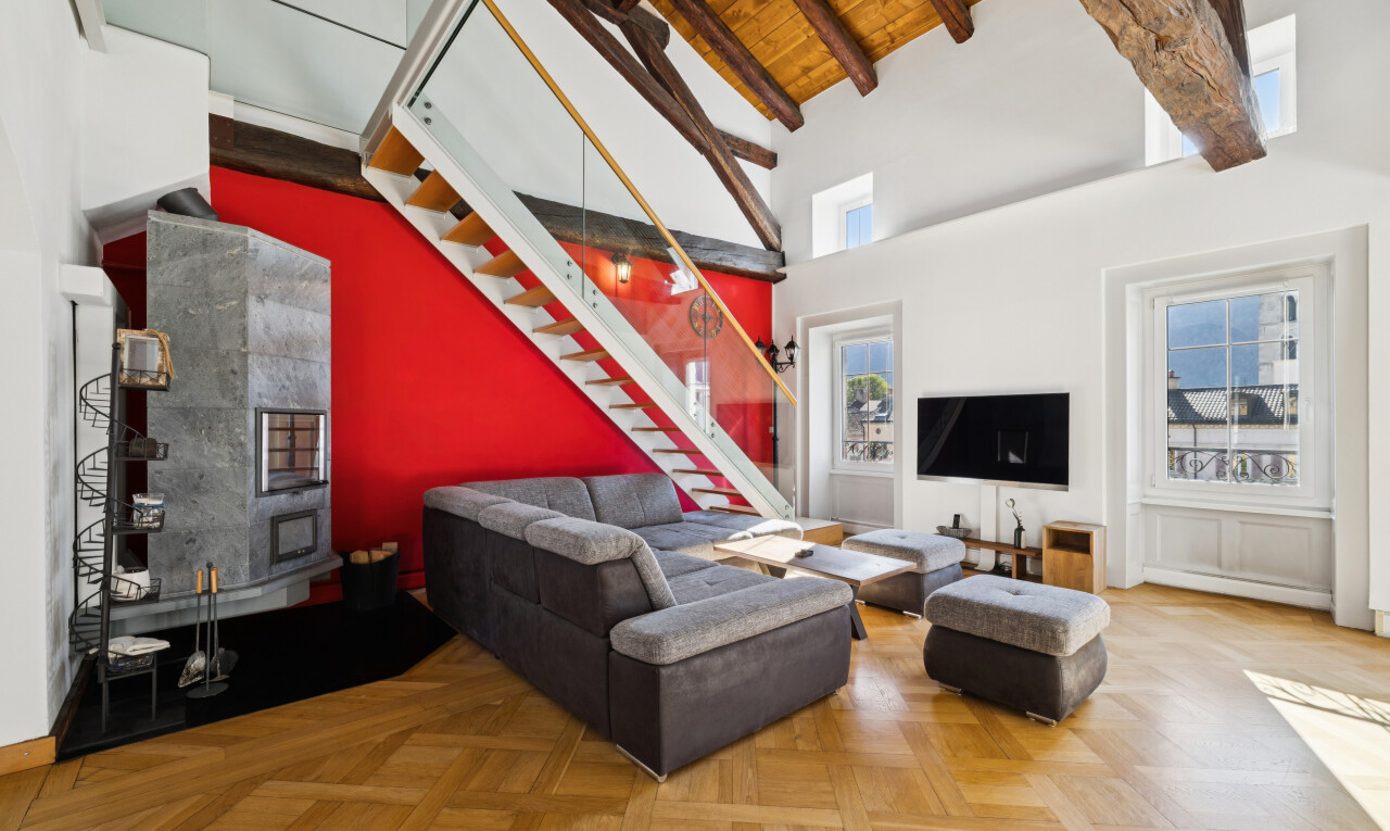 salon avec escaliers, lumière naturelle, télévision, beamed ceiling, et plafond à poutres