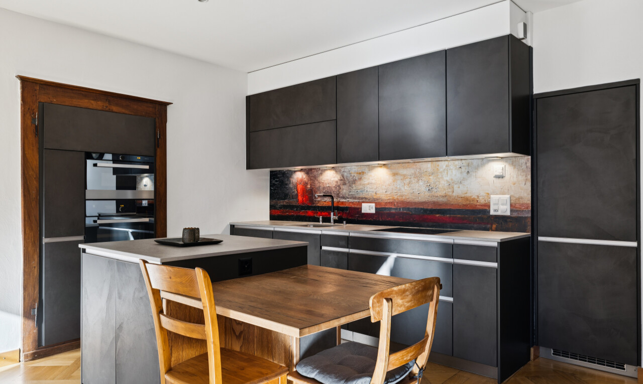cuisine avec armoires à panneau plat, flat panel cabinets, armoires noires, black cabinets, et îlot de cuisine