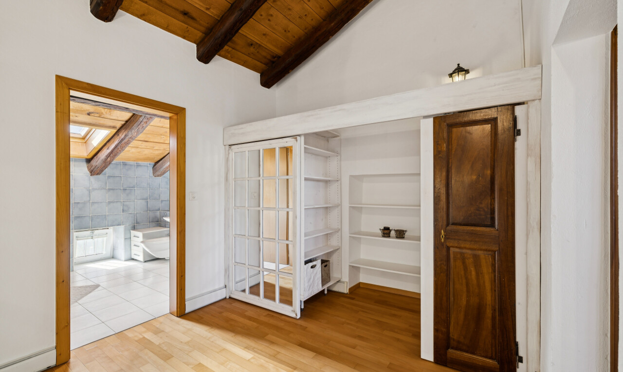 couloir avec high end ceiling, wood ceiling, plafond en bois, vaulted ceiling, et plafond voûté