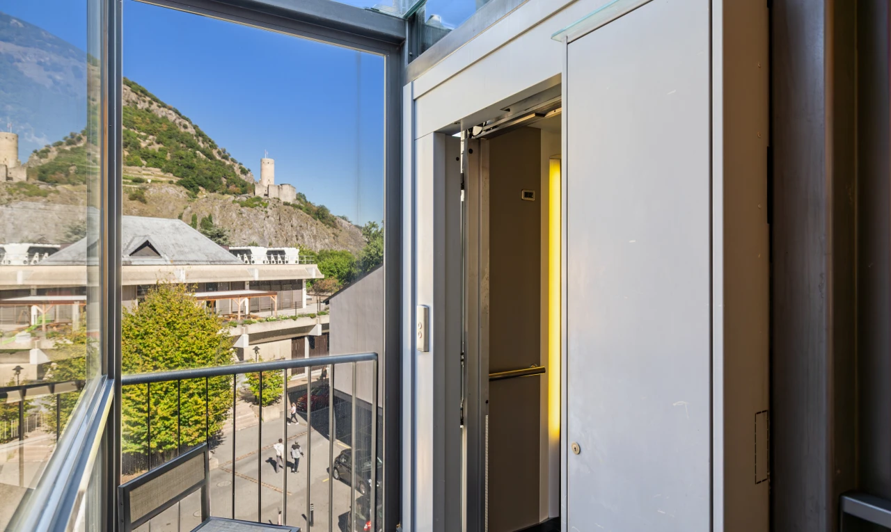 balcon avec mountain view, vue sur la montagne, view focus, balcon, et day time