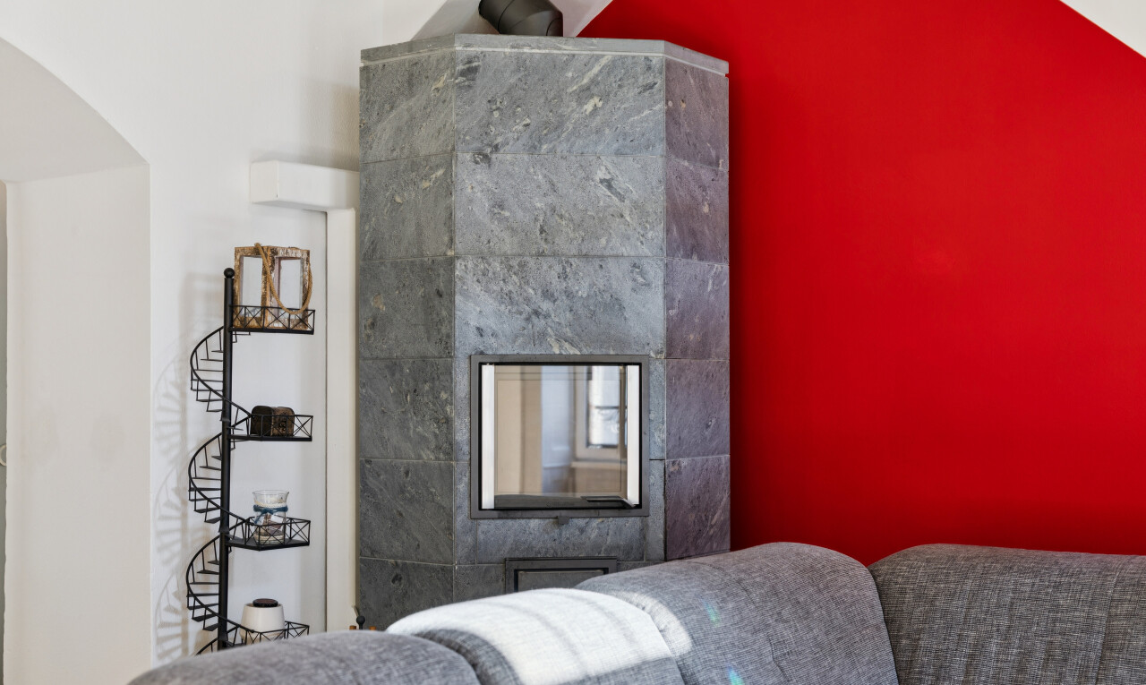 détails avec cheminée, misc room, cloison sèche, drywall, et wall