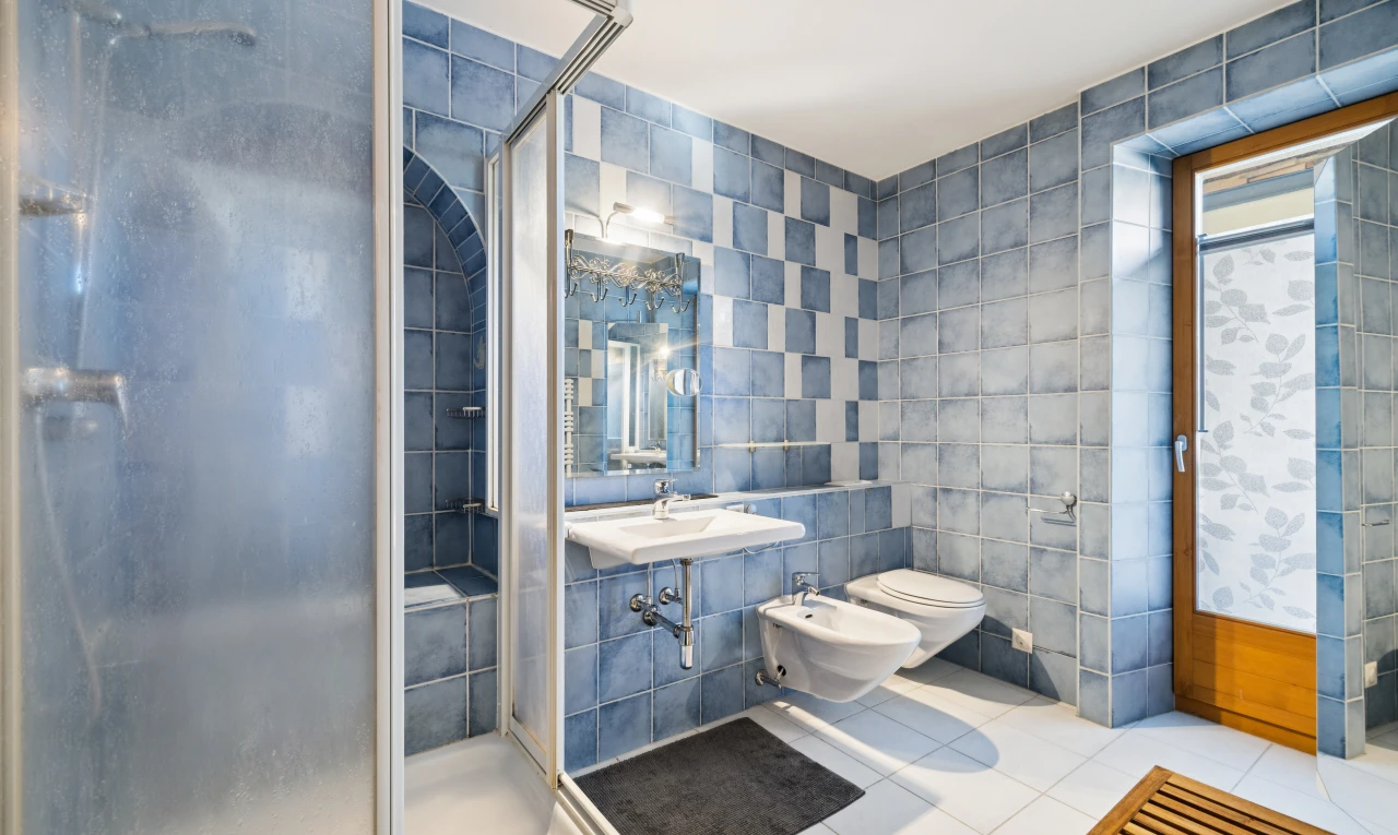 salle de bains avec douche, salle de bain complète, tile wall, mur en carrelage, et tile floor
