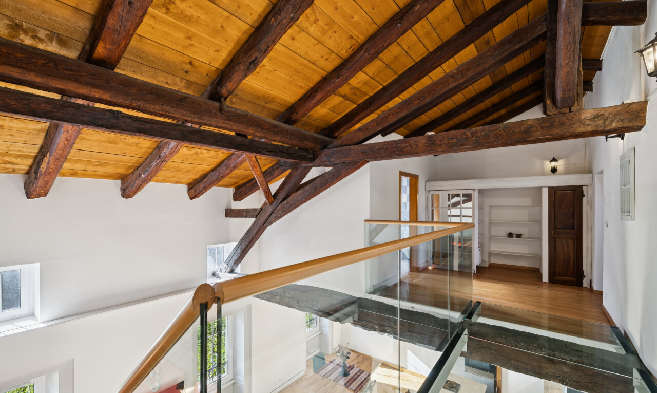 escaliers avec beamed ceiling, plafond à poutres, high end ceiling, drywall, et cloison sèche