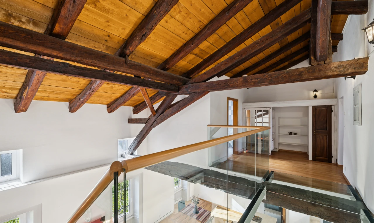 escaliers avec beamed ceiling, plafond à poutres, high end ceiling, drywall, et cloison sèche
