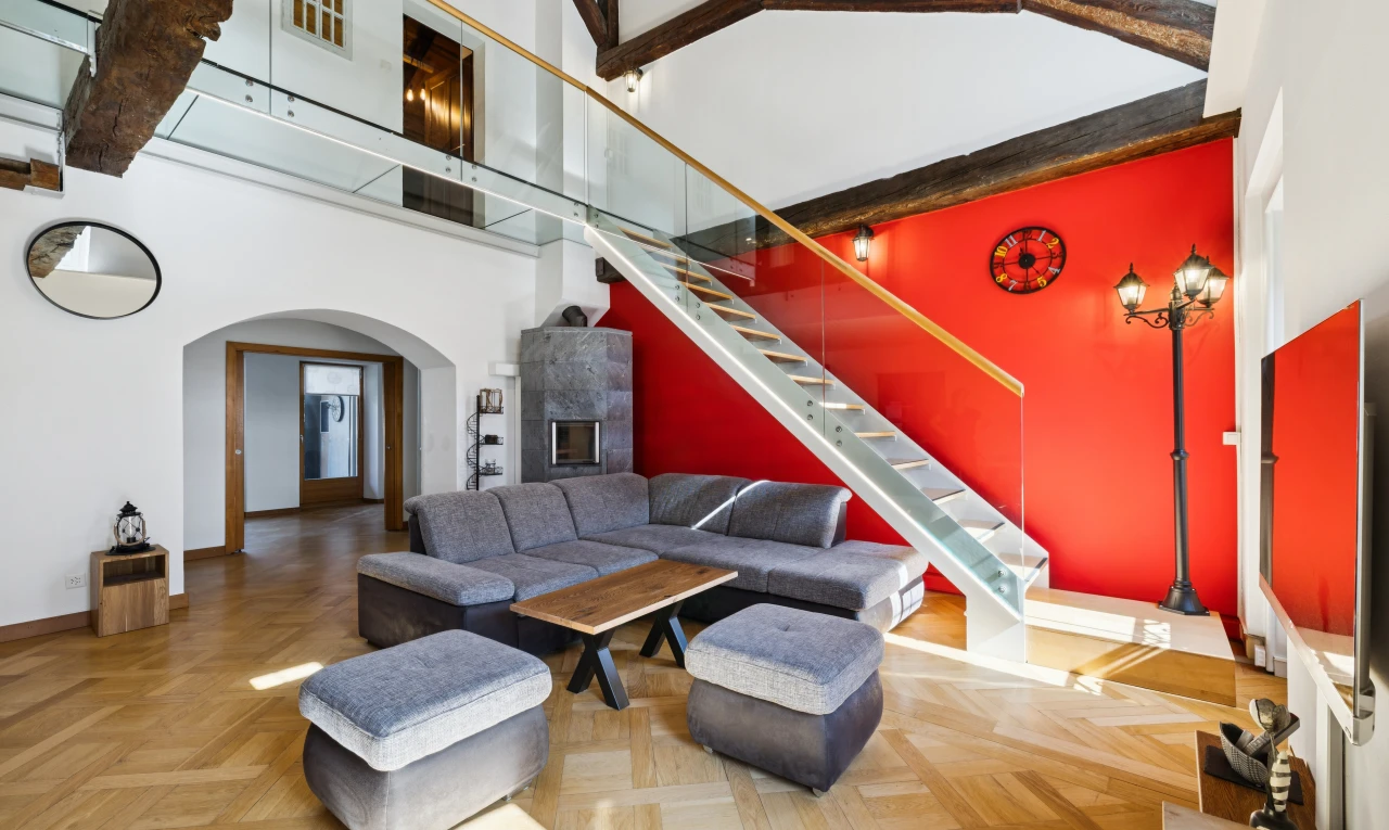 salon avec passages en arc, escaliers, drywall, cloison sèche, et high ceiling
