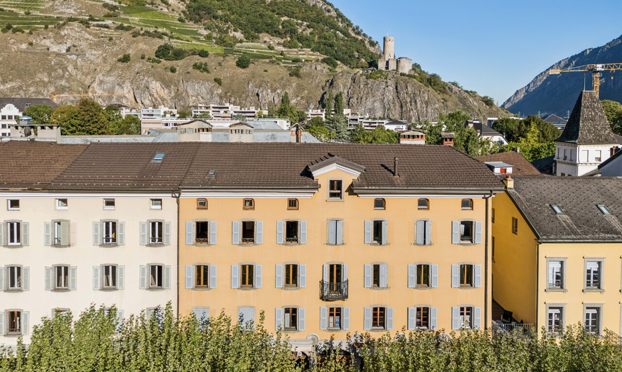 extérieur du bâtiment avec mountain view, vue sur la montagne, et day time
