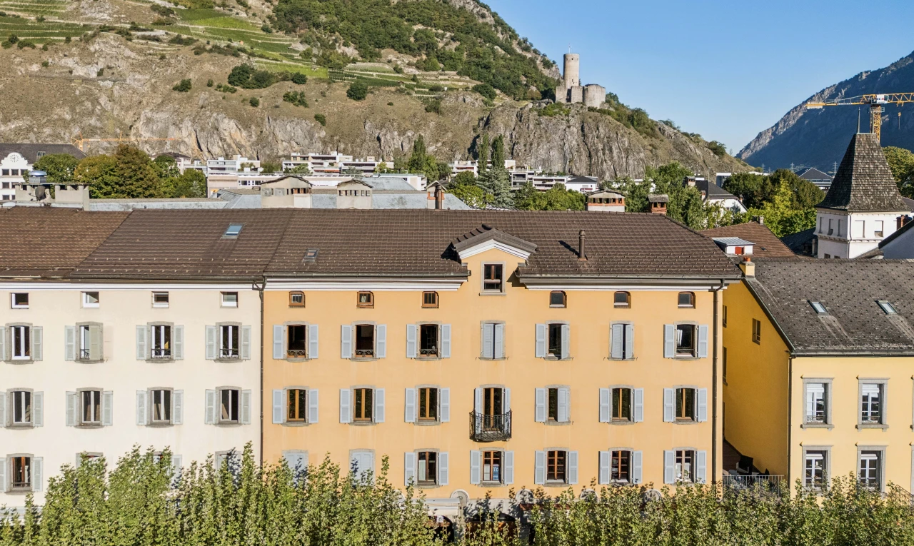 extérieur du bâtiment avec mountain view, vue sur la montagne, et day time