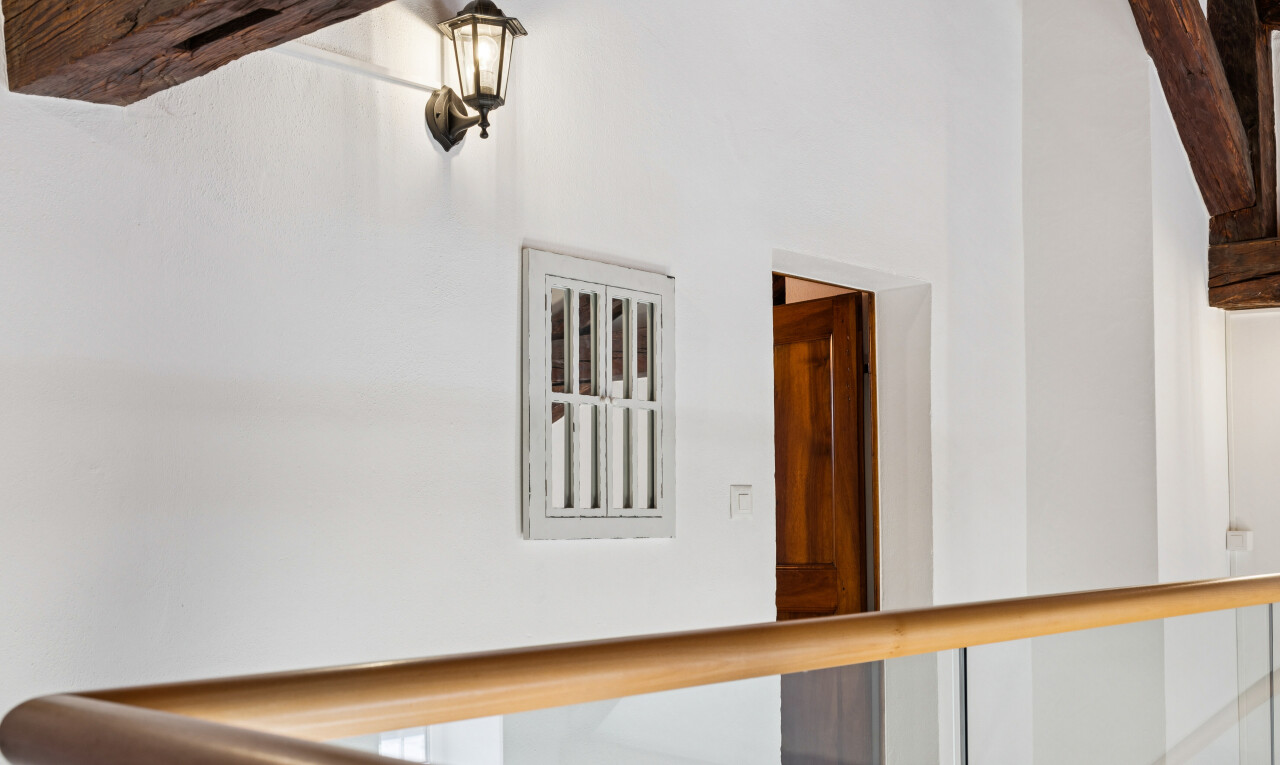 escaliers avec inside property, drywall, et cloison sèche